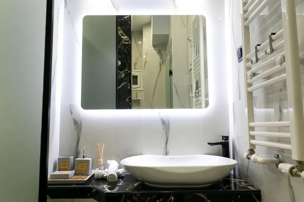 Μarble Suite. 40Sqm Center. Gas Heating. Private Entrance.Secured24H Thessaloniki Apartment