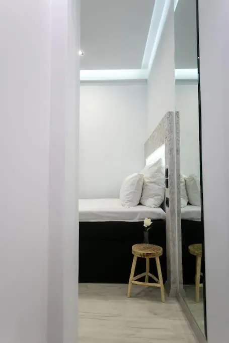 Μarble Suite. 40Sqm Center. Gas Heating. Private Entrance.Secured24H Thessaloniki Apartment